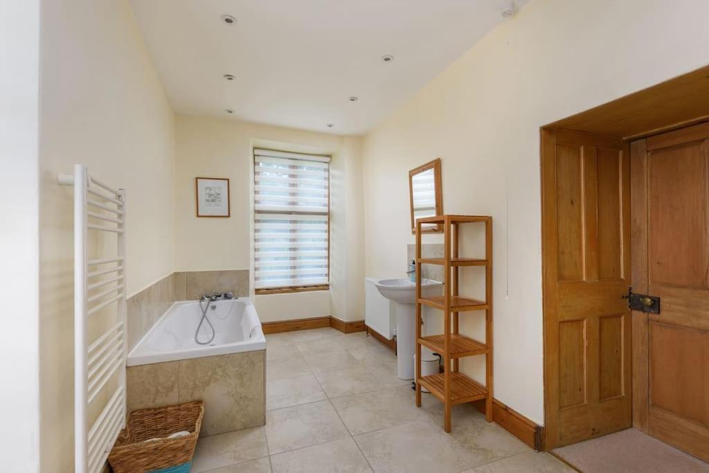 10 Bed Stunning House In Village, With Hot Tub Ovingham Extérieur photo